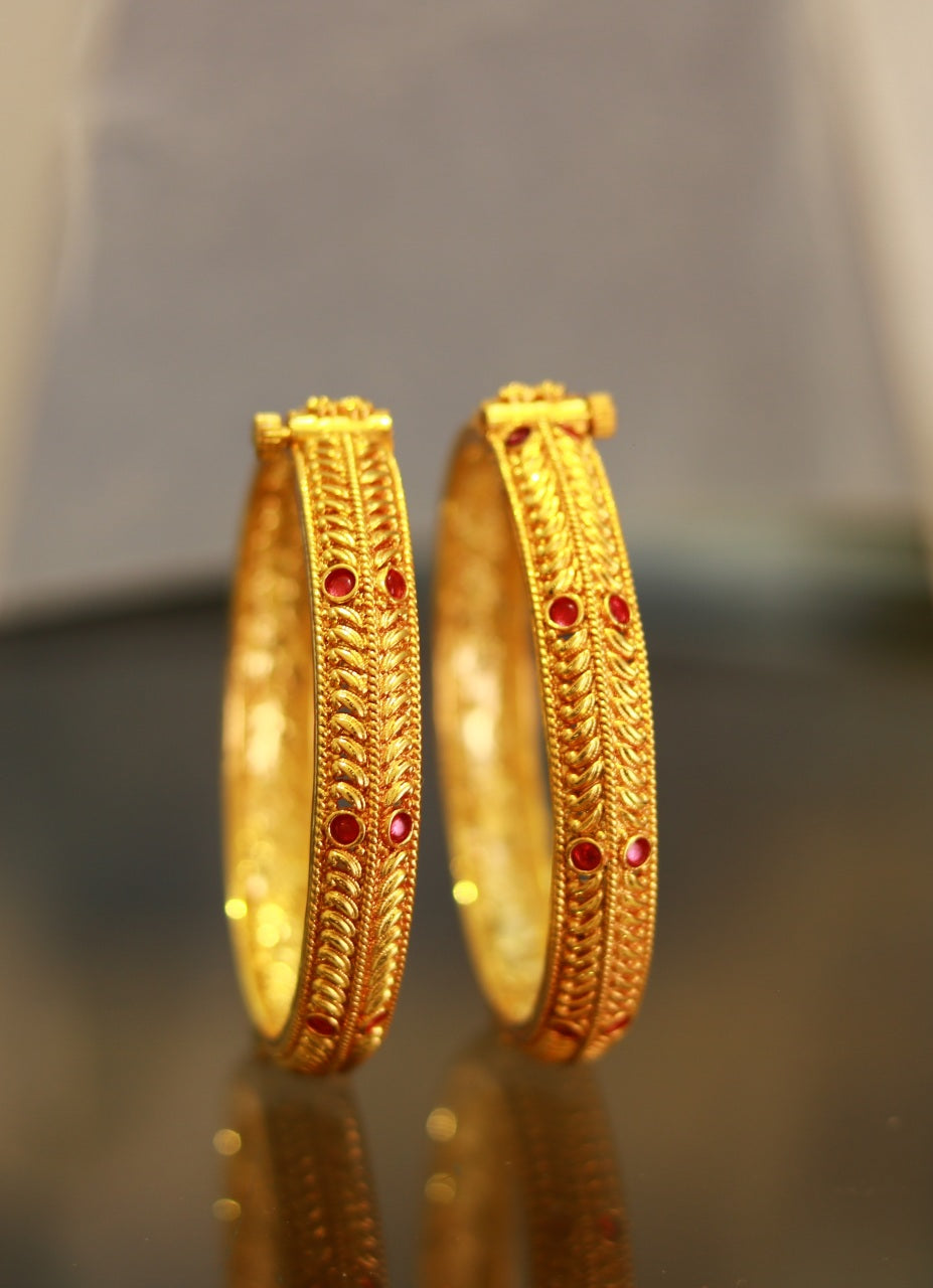 Graceful Leaf Bangle Set