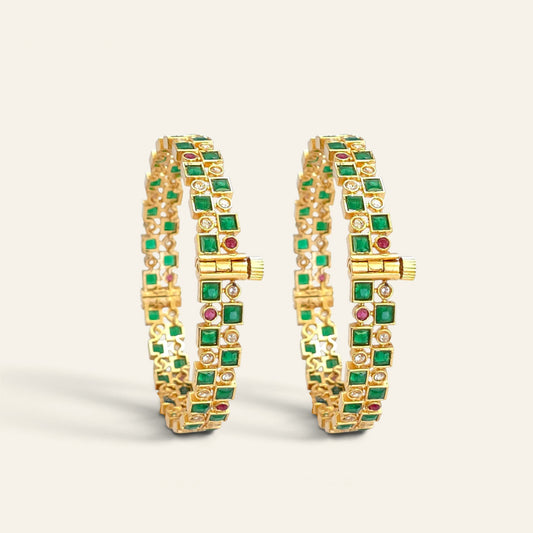 Close-up of emerald green checkerboard bangle showing open screw fitting clasp