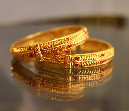 Graceful Leaf Bangle Set