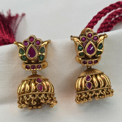 Close-up of Shinde Shahi necklace end clasp detail with kemp stones