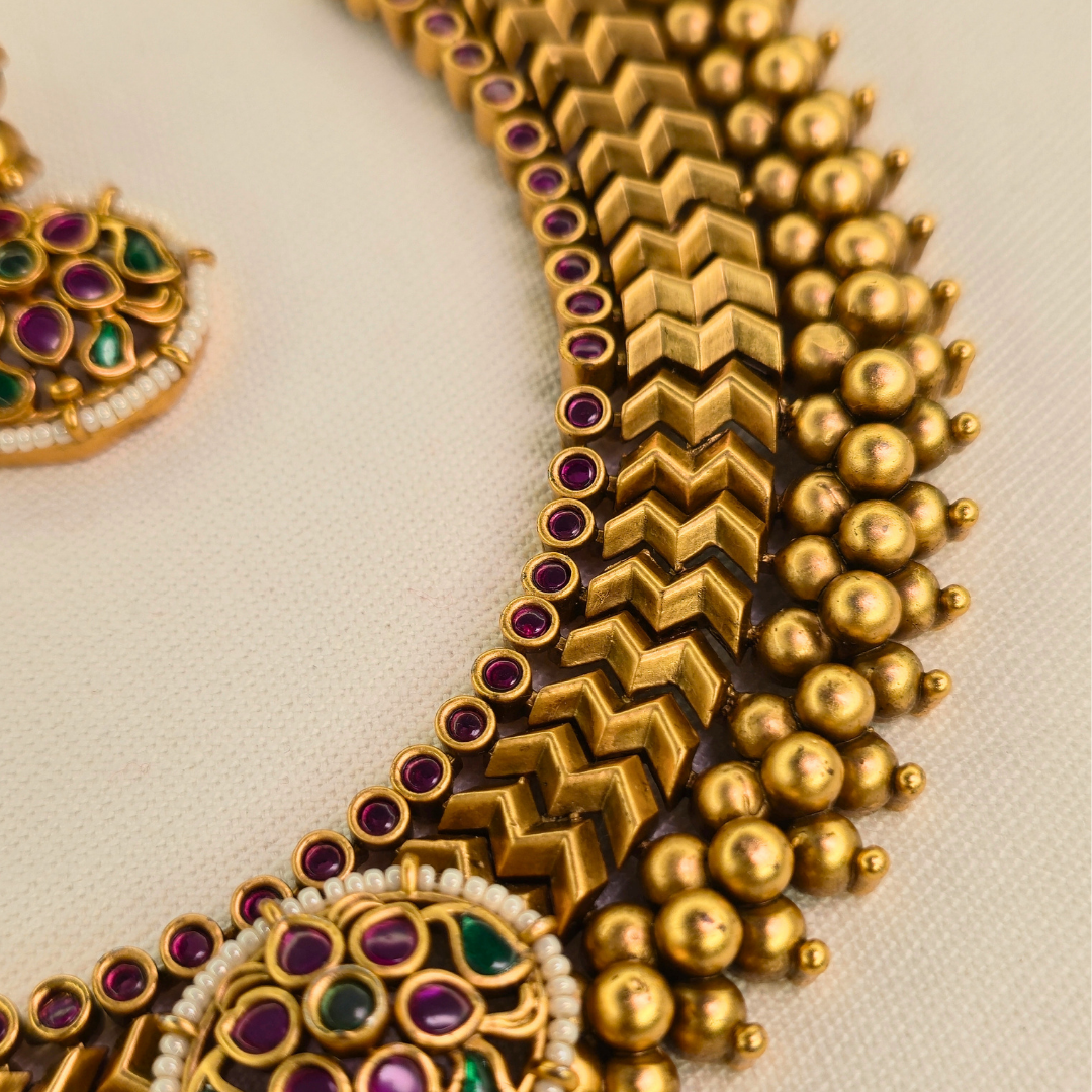 Vazartik Thushi Maharashtrian gold look necklace set full view on display