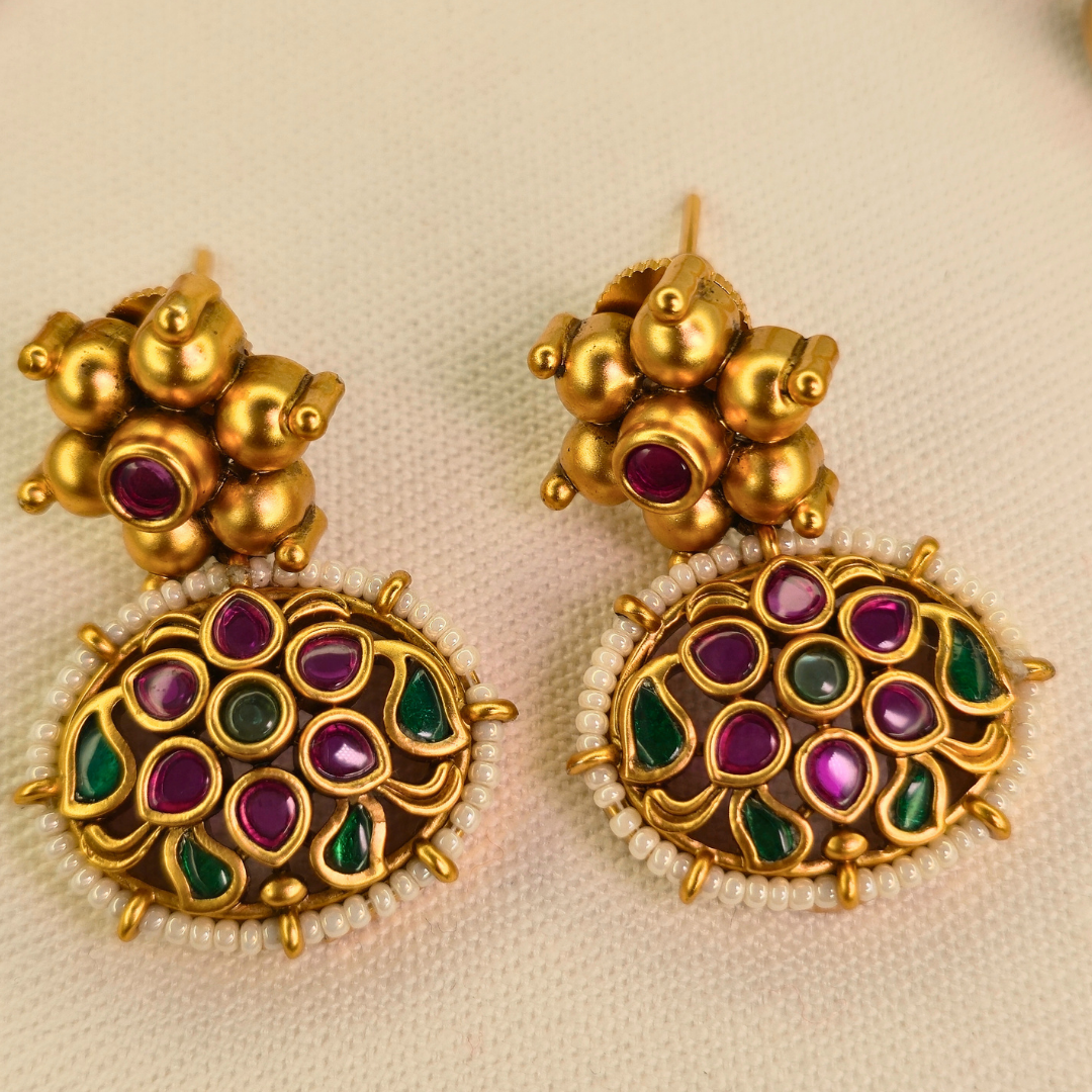 Vazartik Thushi necklace maroon dori adjustable closure detail