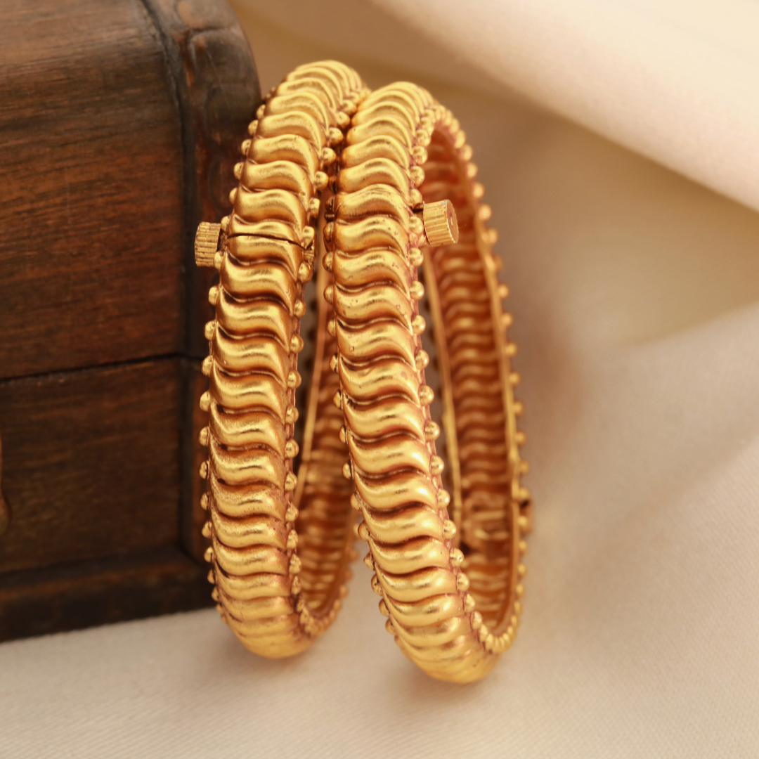 Antique matte Shindeshahi tode pair – gold plated Maharashtrian bangles for weddings