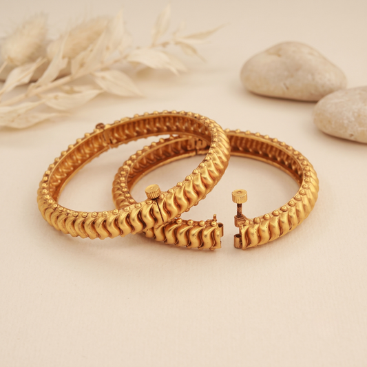 Gold tode bangles with moti and lahar (wave) design – traditional Maharashtrian tode bangles