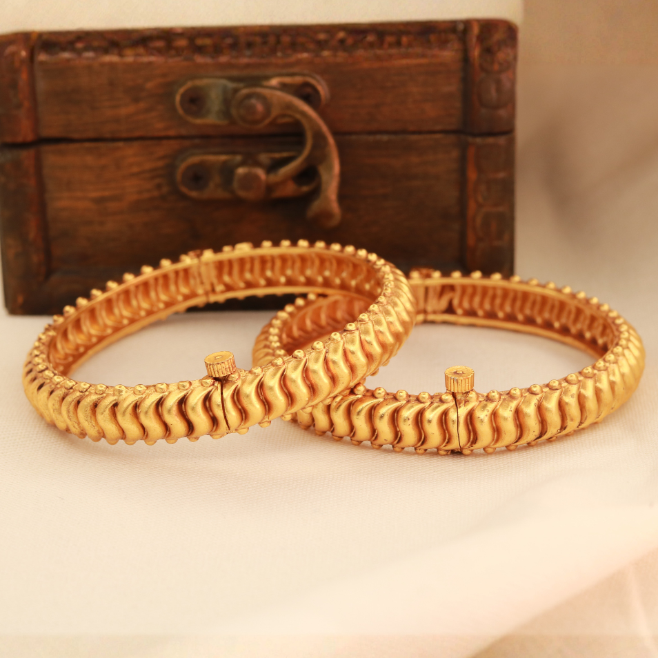Maharashtrian tode bangles for brides – matte gold Shindeshahi tode for Nauvari and Paithani sarees