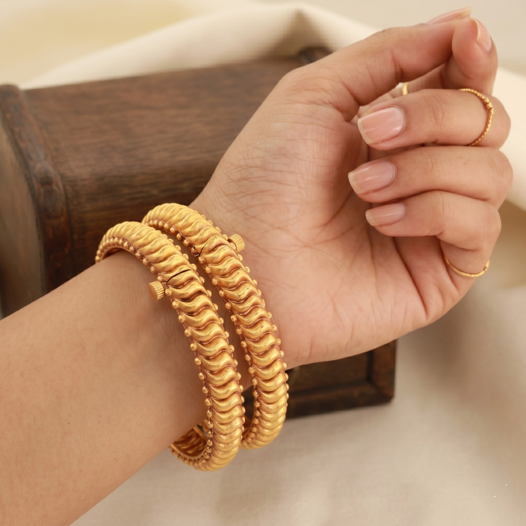 Close-up of the lahar wave design on a Shindeshahi tode – gold plated tode bangle