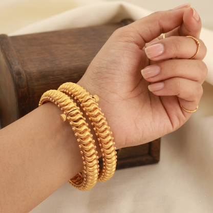 Close-up of the lahar wave design on a Shindeshahi tode – gold plated tode bangle